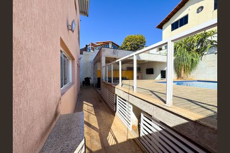 Casa à venda com 300m², 3 quartos e 2 vagas Casa à venda com 300m², 3 quartos e 2 vagasÁrea Externa