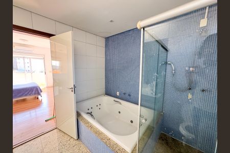 Casa à venda com 300m², 3 quartos e 2 vagas Casa à venda com 300m², 3 quartos e 2 vagasBanheiro da Suíte