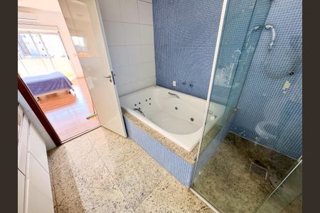 Casa à venda com 300m², 3 quartos e 2 vagas Casa à venda com 300m², 3 quartos e 2 vagasBanheiro da Suíte