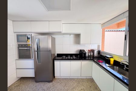 Casa à venda com 300m², 3 quartos e 2 vagas Casa à venda com 300m², 3 quartos e 2 vagasCozinha