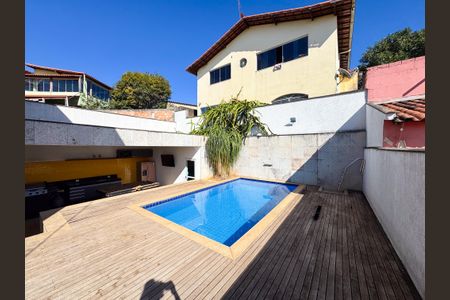 Casa à venda com 300m², 3 quartos e 2 vagas Casa à venda com 300m², 3 quartos e 2 vagasÁrea Externa