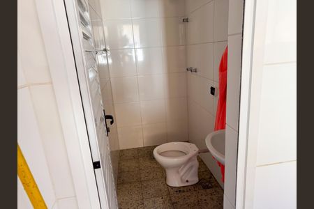 Casa à venda com 300m², 3 quartos e 2 vagas Casa à venda com 300m², 3 quartos e 2 vagasBanheiro de Serviço