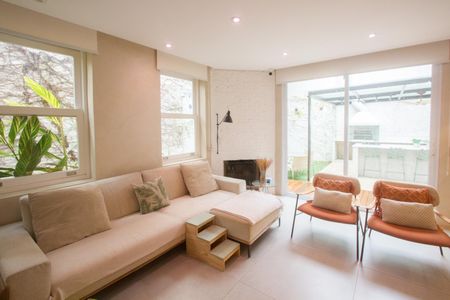 Casa à venda com 225m², 3 quartos e 2 vagas Casa à venda com 225m², 3 quartos e 2 vagasSala