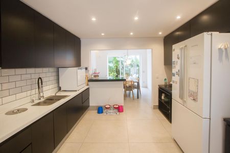 Casa à venda com 225m², 3 quartos e 2 vagas Casa à venda com 225m², 3 quartos e 2 vagasCozinha