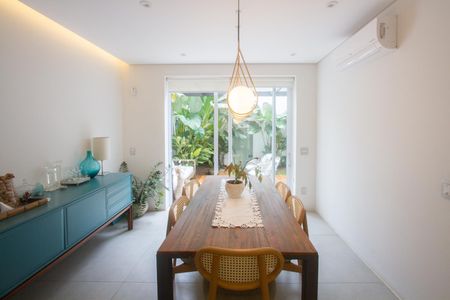 Casa à venda com 225m², 3 quartos e 2 vagas Casa à venda com 225m², 3 quartos e 2 vagasCozinha/Sala de Jantar