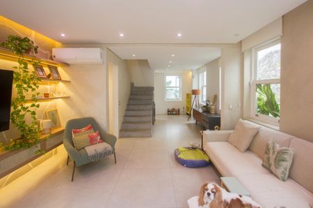 Casa à venda com 225m², 3 quartos e 2 vagas Casa à venda com 225m², 3 quartos e 2 vagasSala