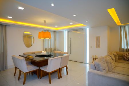 Casa à venda com 585m², 4 quartos e 3 vagas Casa à venda com 585m², 4 quartos e 3 vagasSala