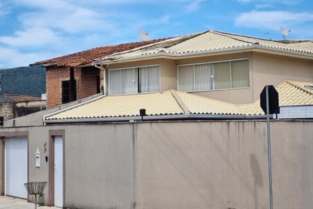 Casa à venda com 585m², 4 quartos e 3 vagas Casa à venda com 585m², 4 quartos e 3 vagasFachada