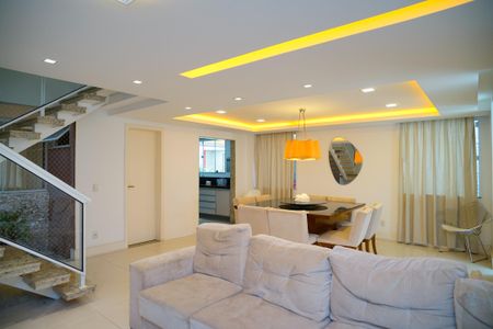 Casa à venda com 585m², 4 quartos e 3 vagas Casa à venda com 585m², 4 quartos e 3 vagasSala