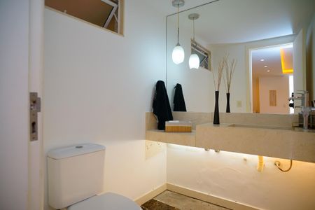 Casa à venda com 585m², 4 quartos e 3 vagas Casa à venda com 585m², 4 quartos e 3 vagasLavabo