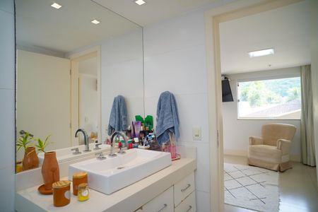 Casa à venda com 585m², 4 quartos e 3 vagas Casa à venda com 585m², 4 quartos e 3 vagasBanheiro da Suíte 1