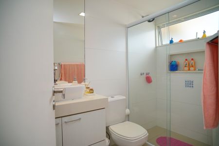 Casa à venda com 585m², 4 quartos e 3 vagas Casa à venda com 585m², 4 quartos e 3 vagasBanheiro da Suíte 2