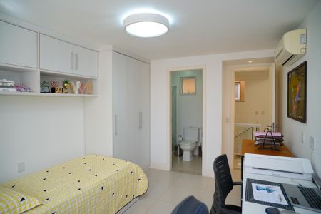 Casa à venda com 585m², 4 quartos e 3 vagas Casa à venda com 585m², 4 quartos e 3 vagasSuíte 3