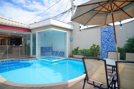 Casa à venda com 585m², 4 quartos e 3 vagas Casa à venda com 585m², 4 quartos e 3 vagasPiscina
