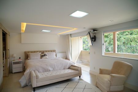 Casa à venda com 585m², 4 quartos e 3 vagas Casa à venda com 585m², 4 quartos e 3 vagasSuíte 1