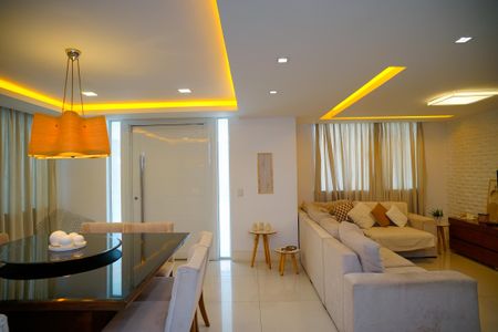 Casa à venda com 585m², 4 quartos e 3 vagas Casa à venda com 585m², 4 quartos e 3 vagasSala