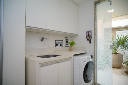 Casa à venda com 585m², 4 quartos e 3 vagas Casa à venda com 585m², 4 quartos e 3 vagasÁrea de Serviço