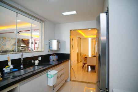 Casa à venda com 585m², 4 quartos e 3 vagas Casa à venda com 585m², 4 quartos e 3 vagasCozinha