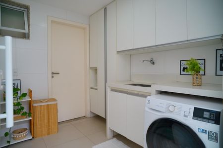 Casa à venda com 585m², 4 quartos e 3 vagas Casa à venda com 585m², 4 quartos e 3 vagasÁrea de Serviço