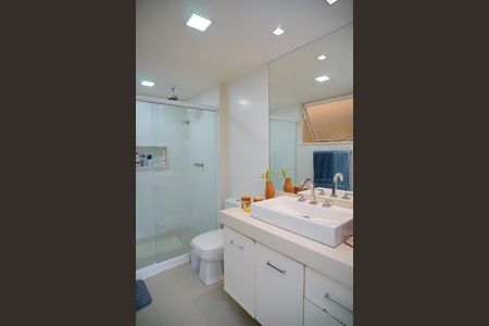 Casa à venda com 585m², 4 quartos e 3 vagas Casa à venda com 585m², 4 quartos e 3 vagasBanheiro da Suíte 1