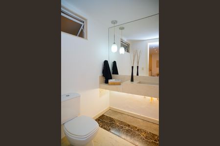 Casa à venda com 585m², 4 quartos e 3 vagas Casa à venda com 585m², 4 quartos e 3 vagasLavabo