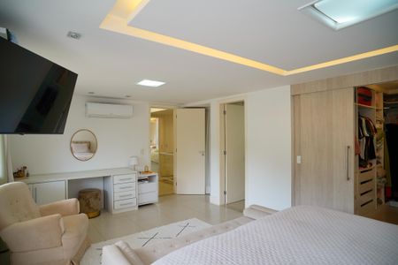 Casa à venda com 585m², 4 quartos e 3 vagas Casa à venda com 585m², 4 quartos e 3 vagasSuíte 1