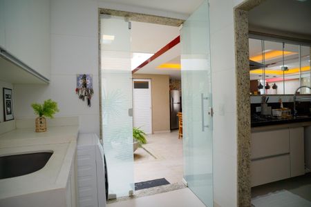 Casa à venda com 585m², 4 quartos e 3 vagas Casa à venda com 585m², 4 quartos e 3 vagasÁrea de Serviço