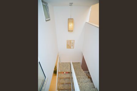 Casa à venda com 585m², 4 quartos e 3 vagas Casa à venda com 585m², 4 quartos e 3 vagasEscada