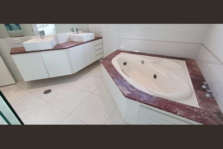 Apartamento à venda com 260m², 3 quartos e 5 vagasBanheiro da Suíte 1