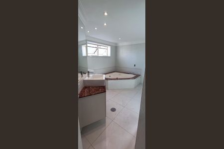 Apartamento à venda com 260m², 3 quartos e 5 vagasBanheiro da Suíte 1