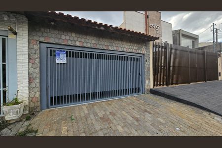 Casa à venda com 142m², 2 quartos e 2 vagas Casa à venda com 142m², 2 quartos e 2 vagasFachada