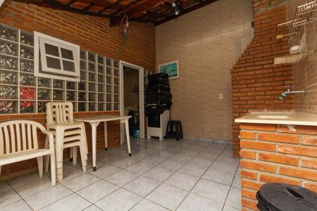 Casa à venda com 142m², 2 quartos e 2 vagas Casa à venda com 142m², 2 quartos e 2 vagasQuintal