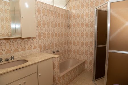 Casa à venda com 130m², 3 quartos e 2 vagas Casa à venda com 130m², 3 quartos e 2 vagasBanheiro