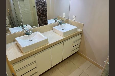 Apartamento à venda com 387m², 5 quartos e 4 vagasBanheiro da Suíte 2