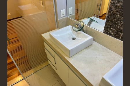 Apartamento à venda com 387m², 5 quartos e 4 vagasBanheiro da Suíte 2