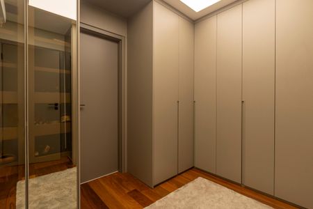Apartamento à venda com 130m², 3 quartos e 3 vagas Apartamento à venda com 130m², 3 quartos e 3 vagasSuíte 2 - Closet