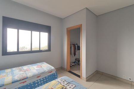 Casa de condomínio à venda com 260m², 3 quartos e 8 vagas Casa de condomínio à venda com 260m², 3 quartos e 8 vagasQuarto