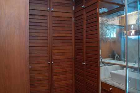 Apartamento à venda com 372m², 5 quartos e 2 vagasBanheiro da Suíte 1