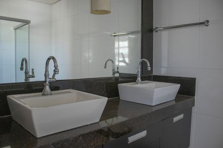 Apartamento à venda com 372m², 5 quartos e 2 vagasBanheiro da Suíte 2