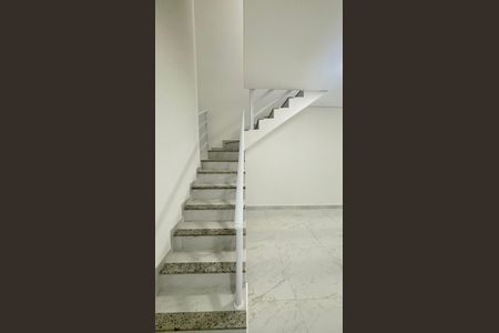 Apartamento à venda com 109m², 2 quartos e 1 vaga Apartamento à venda com 109m², 2 quartos e 1 vagaEscada