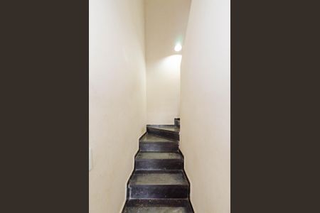 Casa à venda com 150m², 2 quartos e 2 vagasEscada