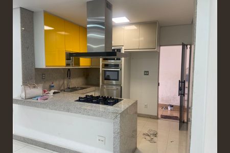 Casa para alugar com 360m², 4 quartos e 2 vagas Casa para alugar com 360m², 4 quartos e 2 vagasCozinha