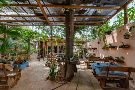 Casa para alugar com 2000m², 4 quartos e 4 vagas Casa para alugar com 2000m², 4 quartos e 4 vagasÁrea Externa