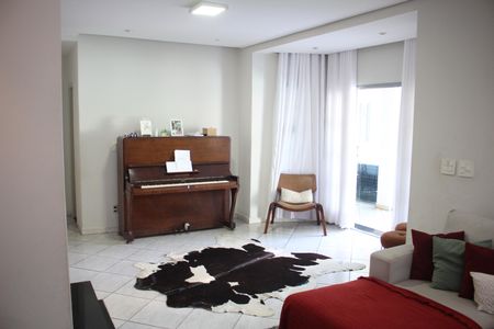 Casa à venda com 540m², 4 quartos e 8 vagasSala