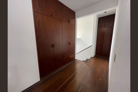 Casa à venda com 222m², 4 quartos e 3 vagas Casa à venda com 222m², 4 quartos e 3 vagasHall quartos