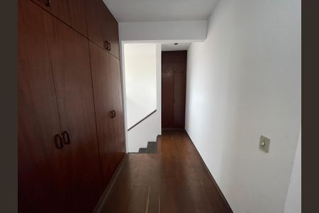 Casa à venda com 222m², 4 quartos e 3 vagas Casa à venda com 222m², 4 quartos e 3 vagashall quartos