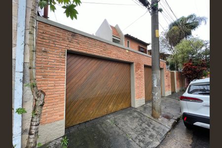 Casa à venda com 222m², 4 quartos e 3 vagas Casa à venda com 222m², 4 quartos e 3 vagasFachada