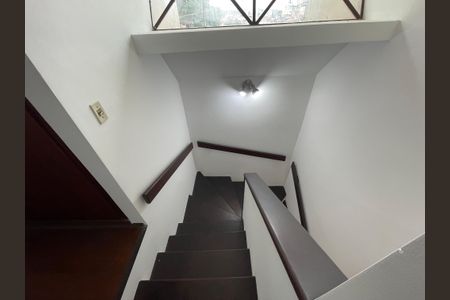 Casa à venda com 222m², 4 quartos e 3 vagas Casa à venda com 222m², 4 quartos e 3 vagasEscada