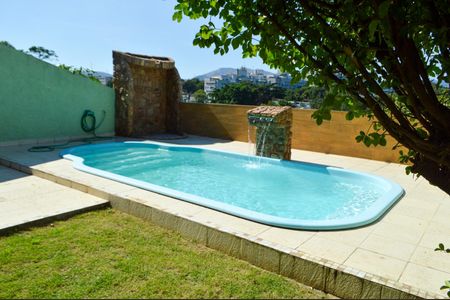 Casa à venda com 165m², 4 quartos e 2 vagasPiscina