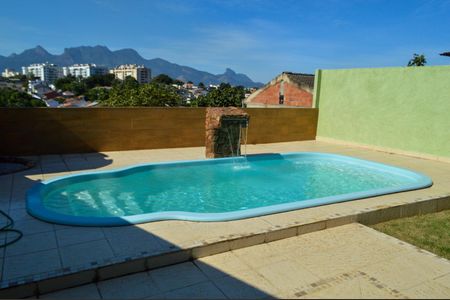 Casa à venda com 165m², 4 quartos e 2 vagasPiscina